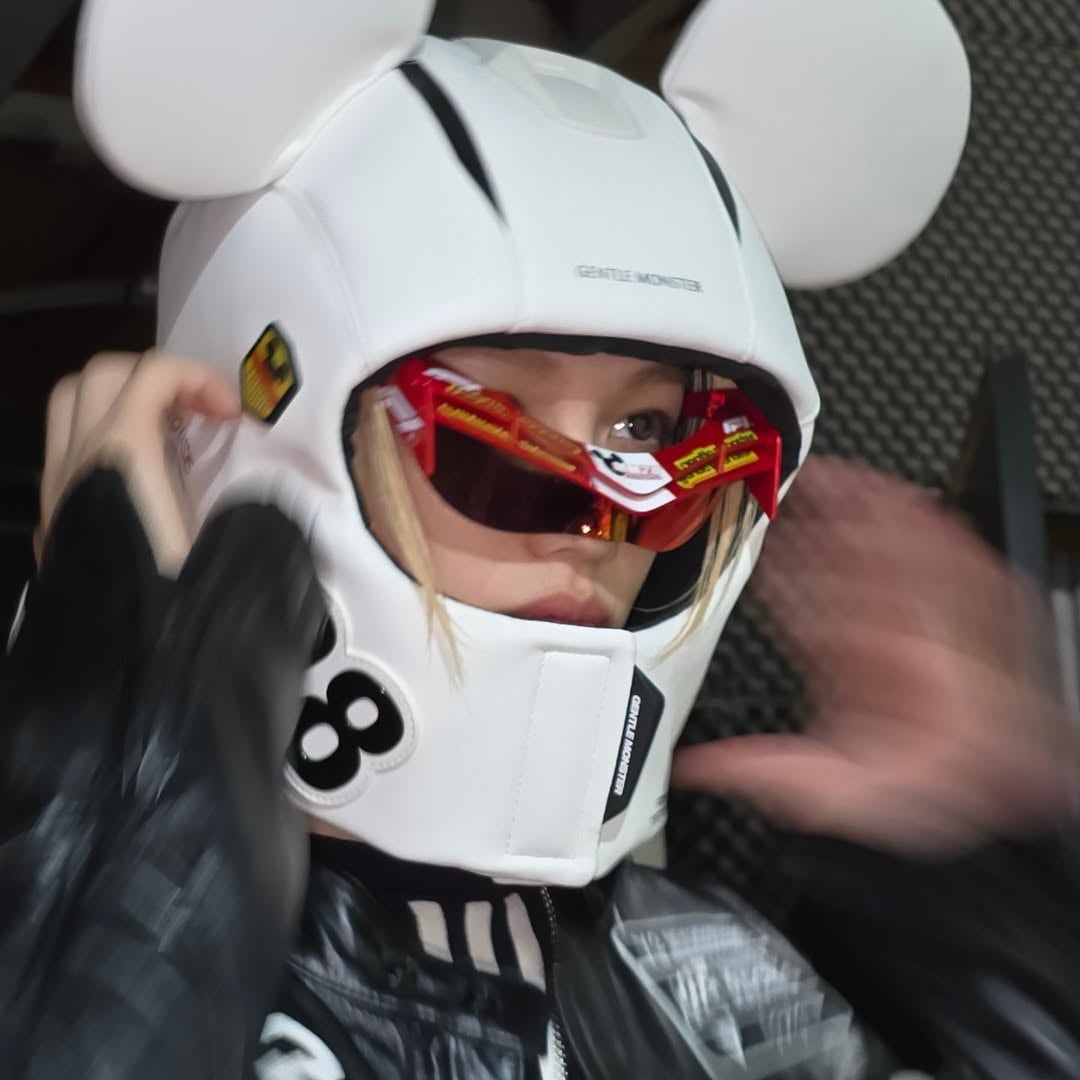 Stray Kids Felix 搶先示範 Gentle Monster × F1 × Disney 聯名！米奇耳朵頭盔、紅色墨鏡 3 月開賣！