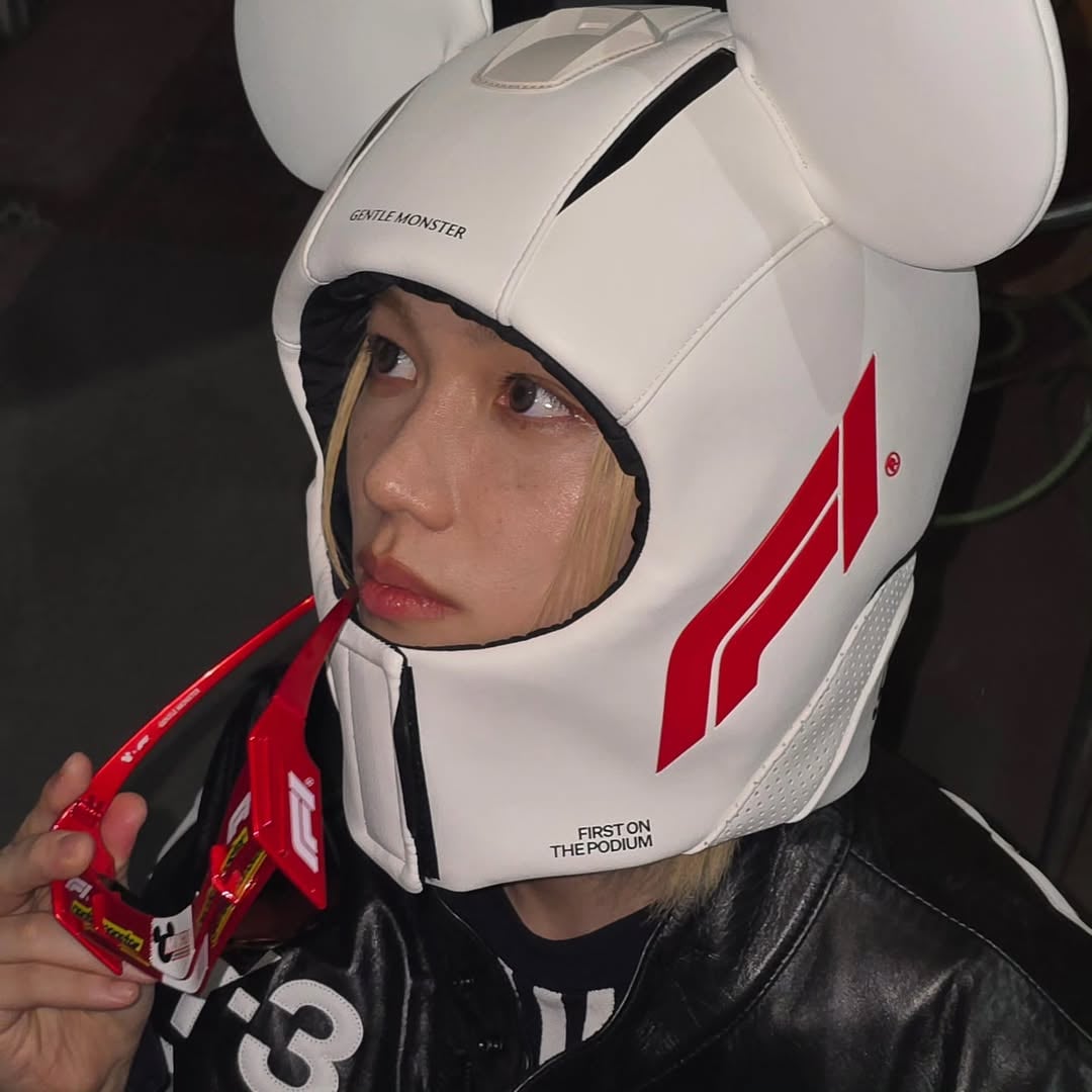 Stray Kids Felix 搶先示範 Gentle Monster × F1 × Disney 聯名！米奇耳朵頭盔、紅色墨鏡 3 月開賣！