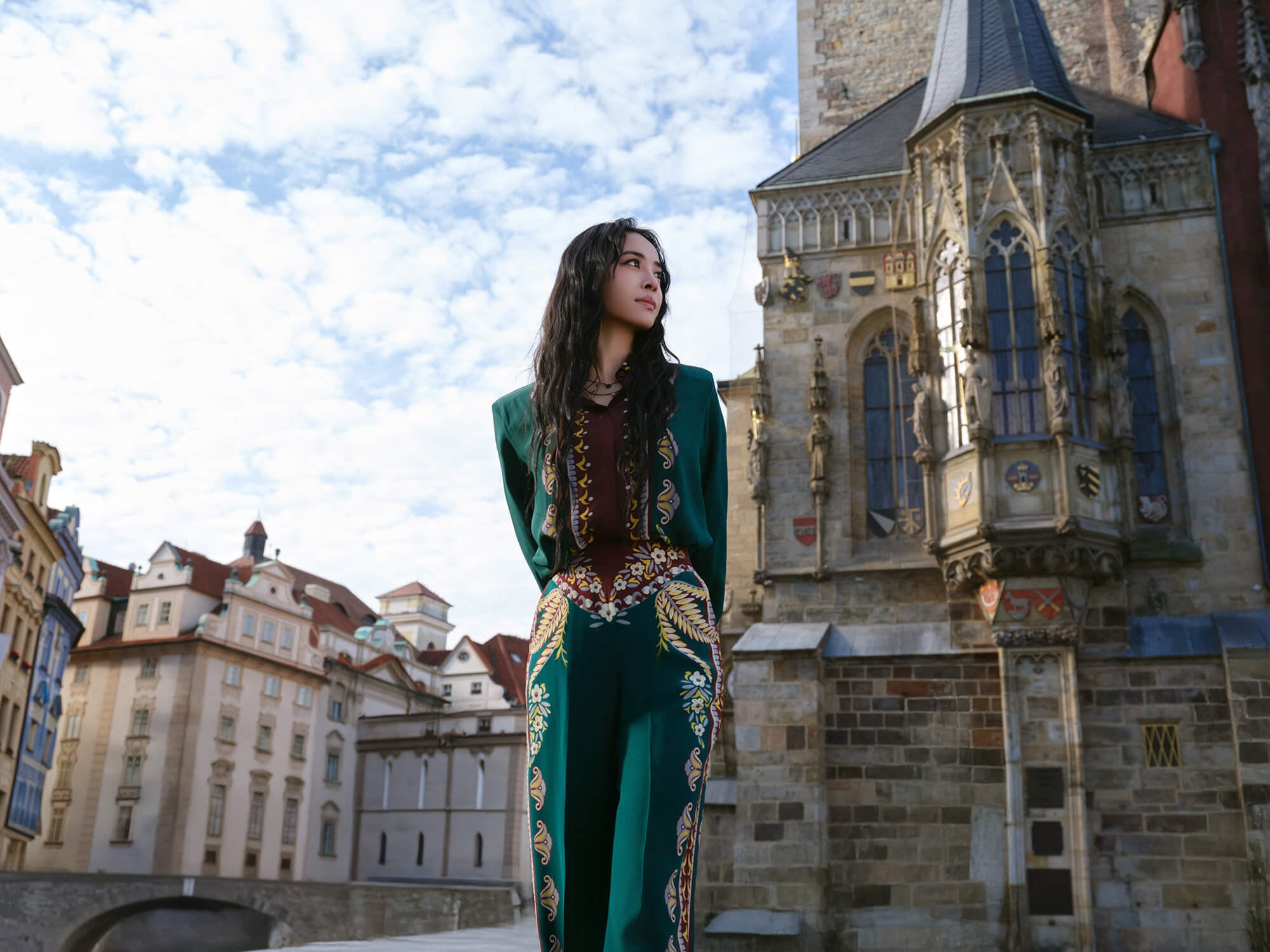 蔡依林〈布拉格廣場〉23 年後全新 MV 曝光！攜手星宇航空穿機長制服畫面太震撼！