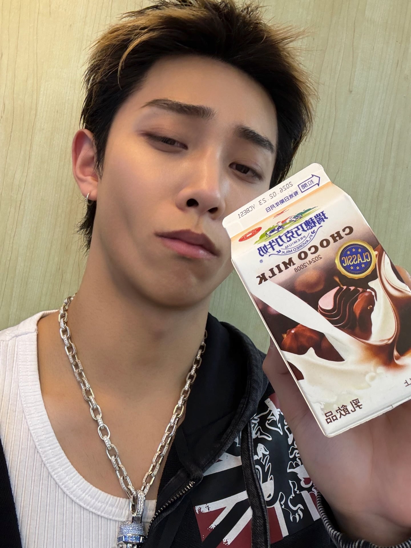 LNGSHOT 來台行程引熱議！成員 Ryul 愛上「瑞穗巧克力牛奶」，粉絲讚：「金栗懂喝！」