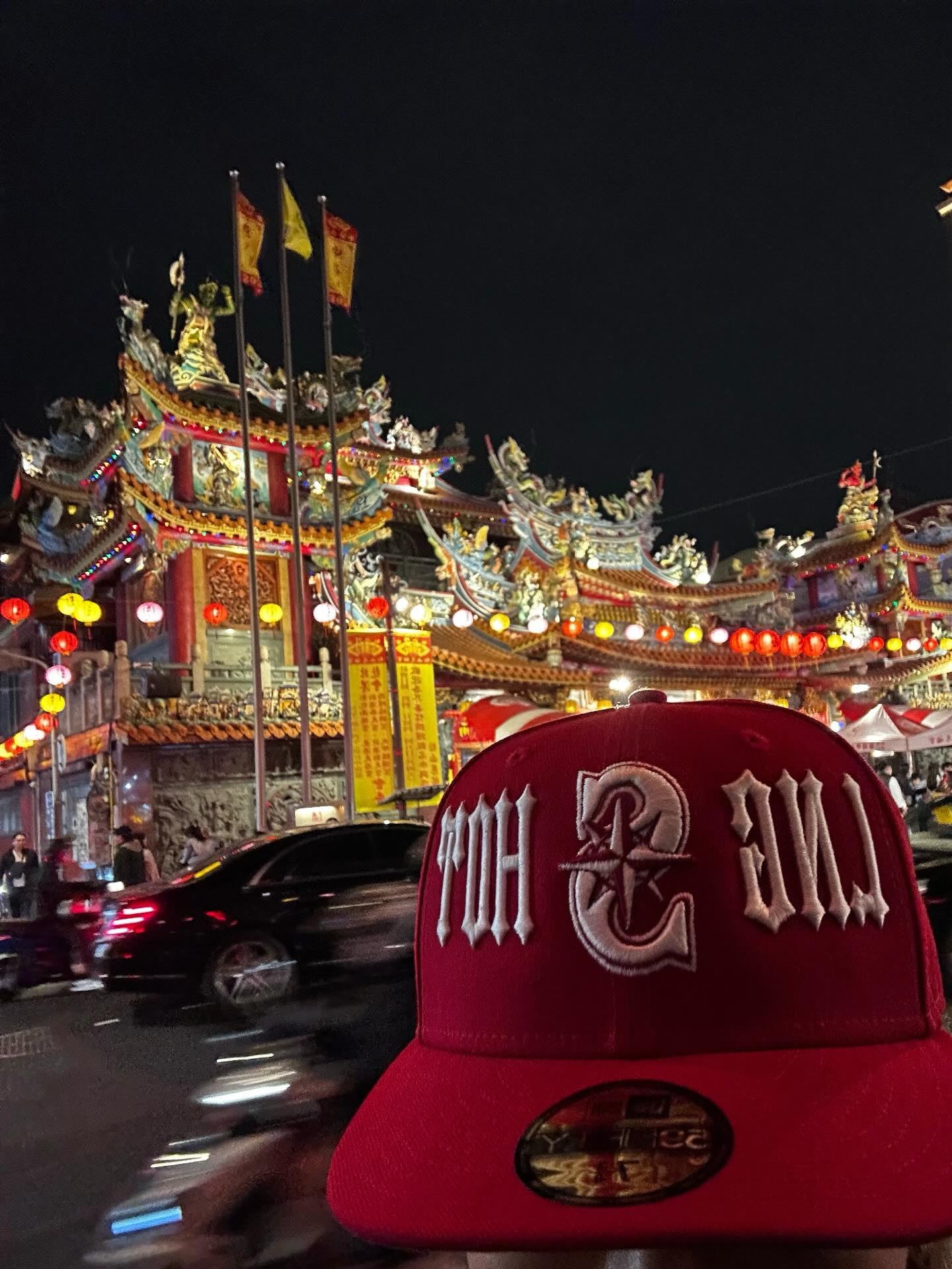 LNGSHOT 首度來台掀話題！成員頭戴紅帽宮廟取景，濃厚台味被讚爆！