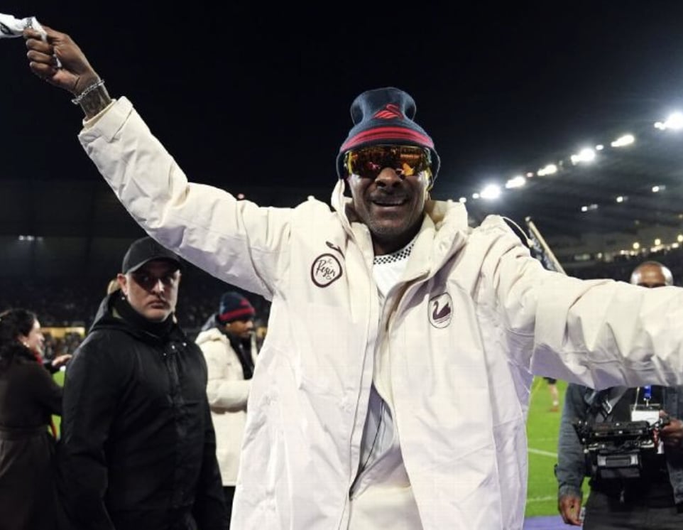 史努比狗狗 Snoop Dogg 造訪斯萬西城更衣室!對手教頭爆料:「走廊飄出 XX 味!」