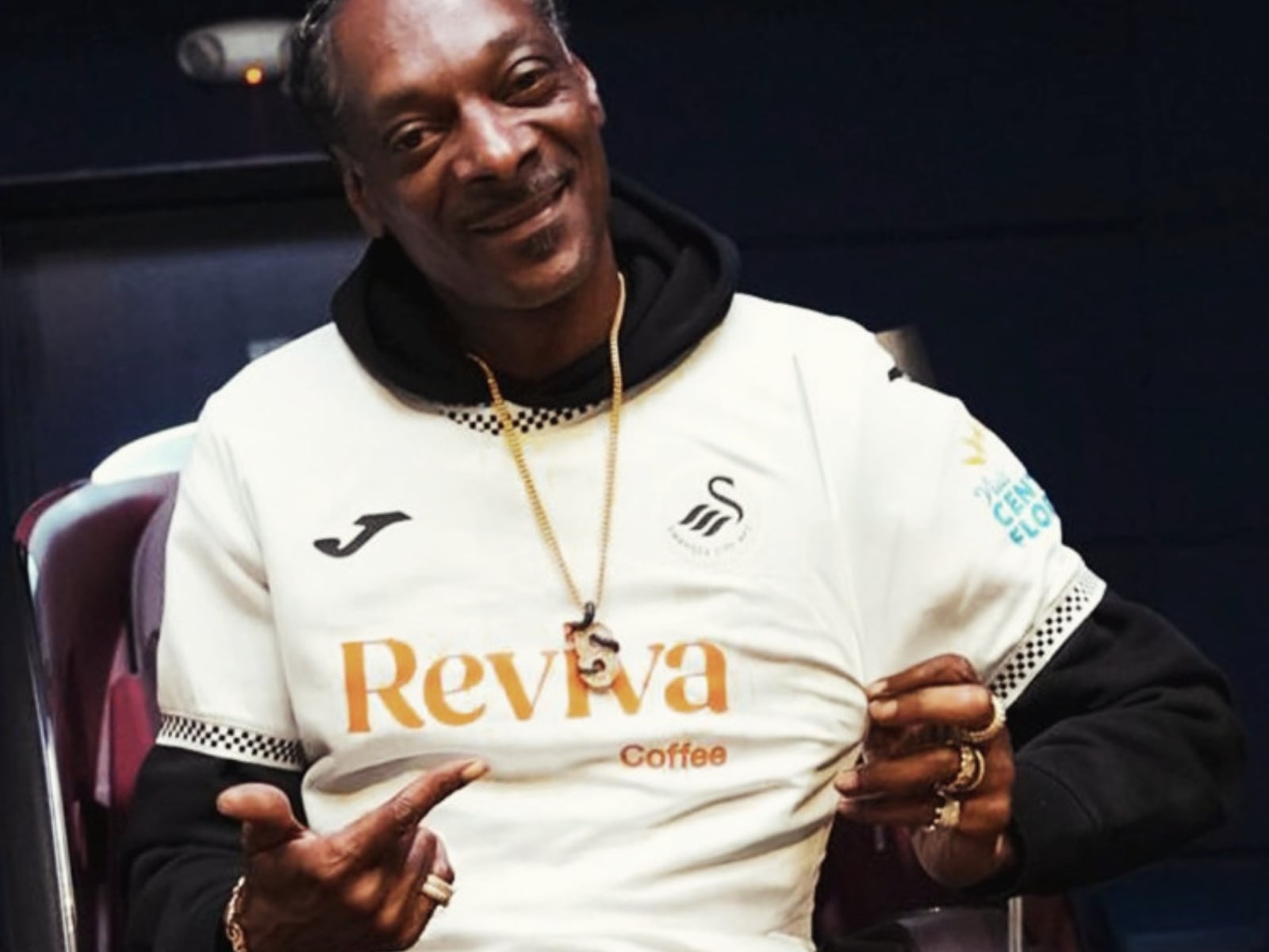 史努比狗狗 Snoop Dogg 造訪斯萬西城更衣室！對手教頭爆料：「走廊飄出 XX 味！」