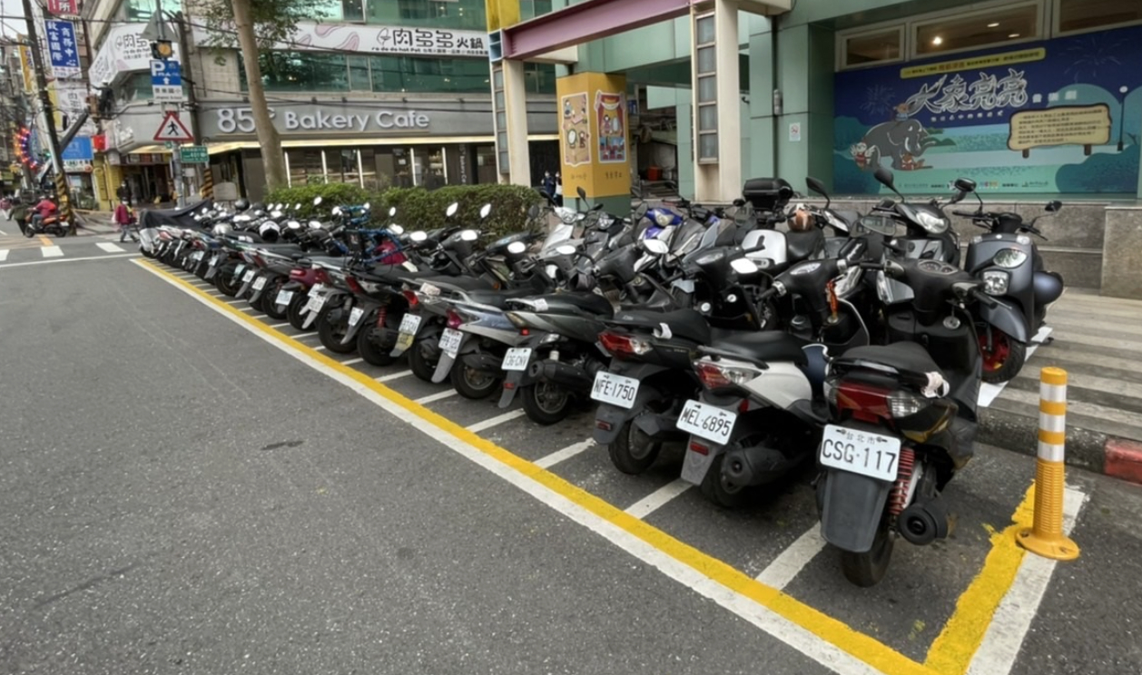 台北機車格黃白線是什麼？台北市交通局回應用途引網笑：「金錢的顏色！」