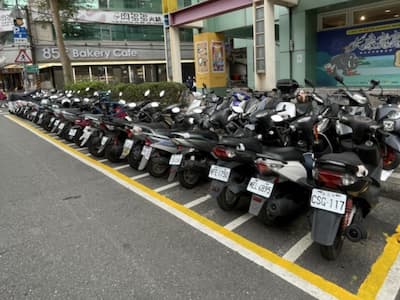 台北機車格黃白線是什麼？台北市交通局回應用途引網笑：「金錢的顏色！」
