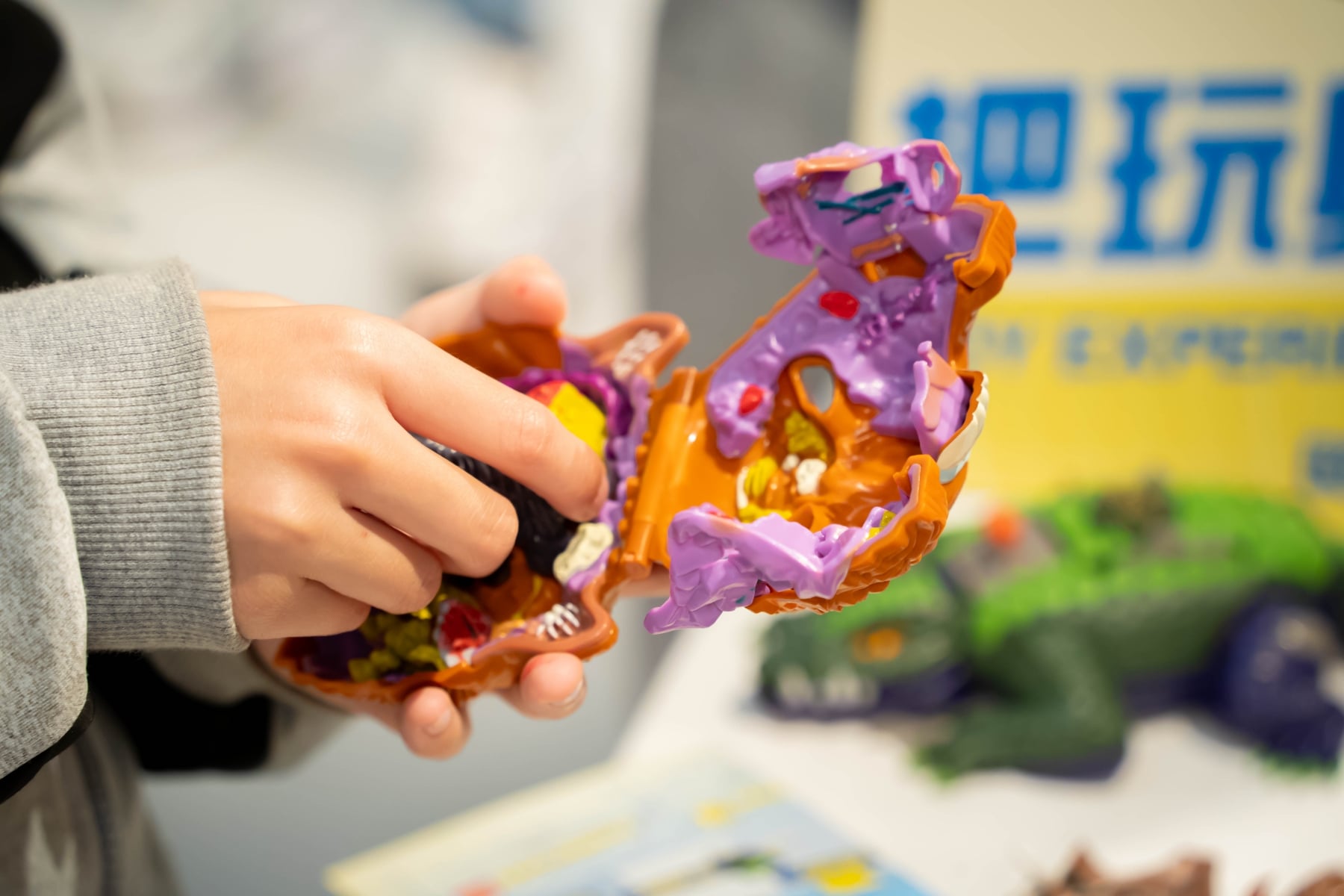 從哥吉拉到萬能麥斯！90 年代口袋收納玩具回歸，PeariA 微縮玩具設計展正式登場！