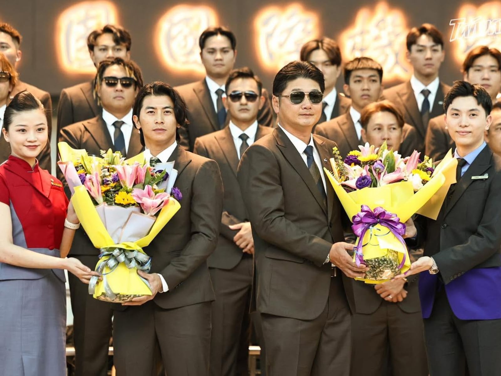 WBC 中華隊全員「帥氣西裝」現身桃機啟程日本！陳傑憲喊話「3/10 不回台灣見！」