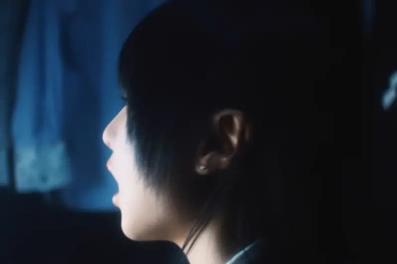 Ado 首度真人亮相!〈Vivarium〉實拍MV公開 網友驚呼:「美到目不轉睛」