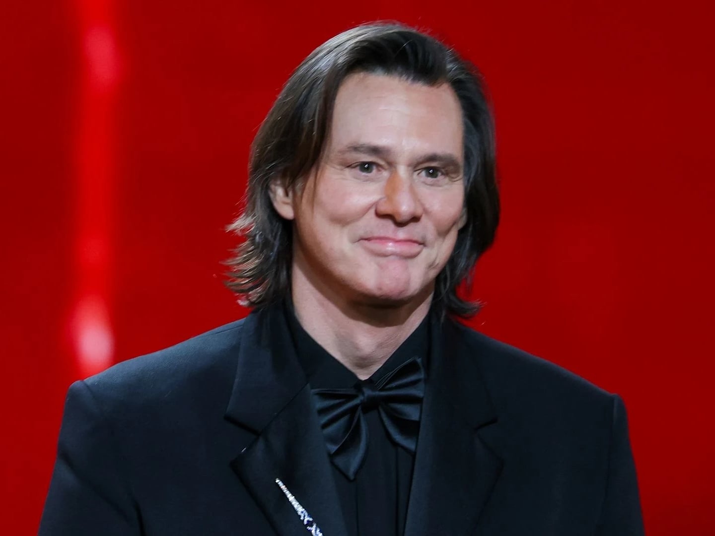 金凱瑞 Jim Carrey 近況曝光！現身凱薩電影獎奪獎，臉部浮腫掀整形疑雲！