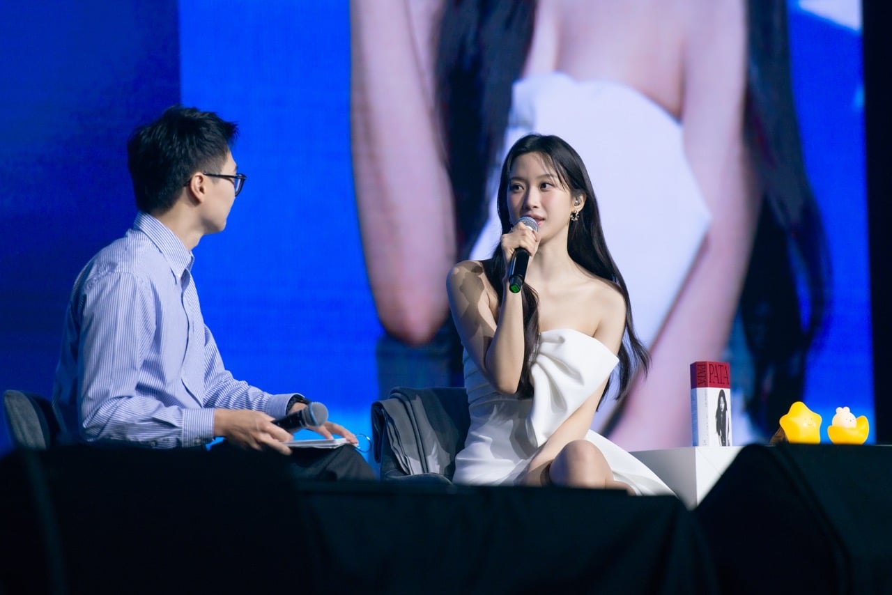 文佳煐台北見面會感動落淚！白色禮服驚艷登場、流利台語甜喊「大家好」粉絲暴動