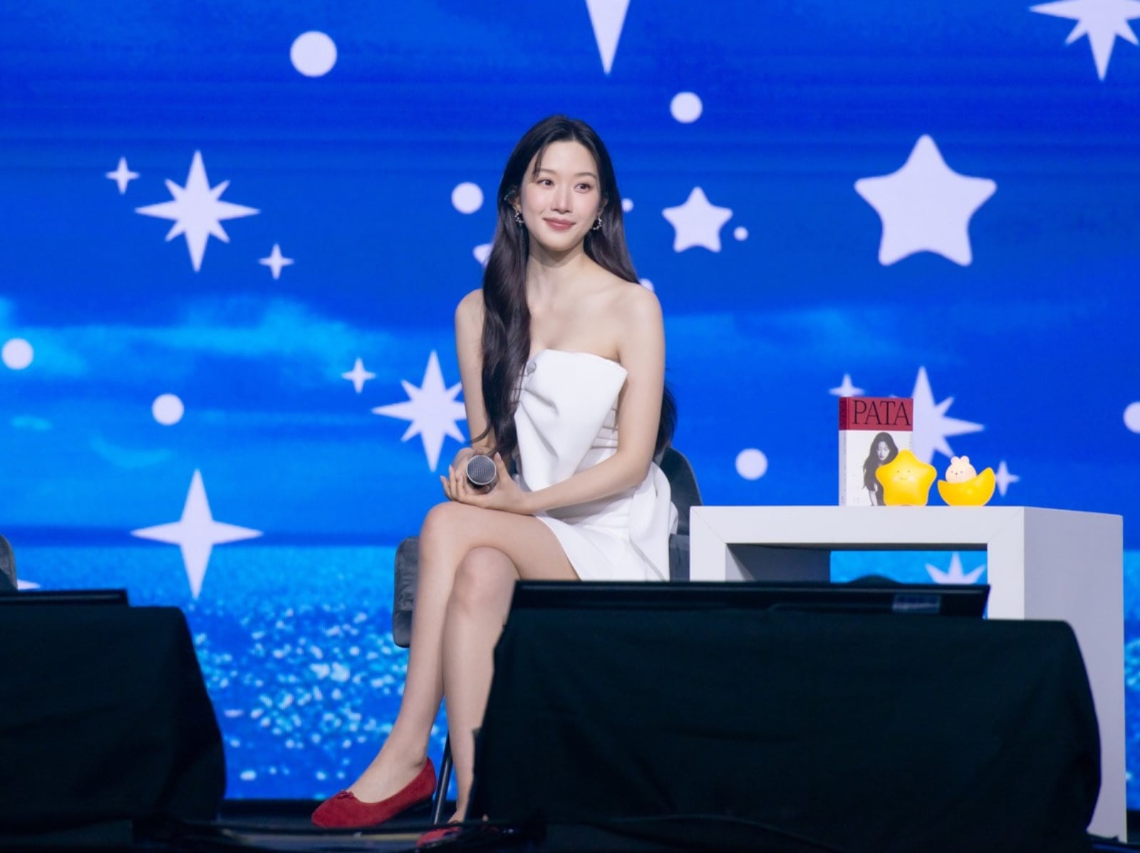 文佳煐台北見面會感動落淚！白色禮服驚艷登場、流利台語甜喊「大家好」粉絲暴動