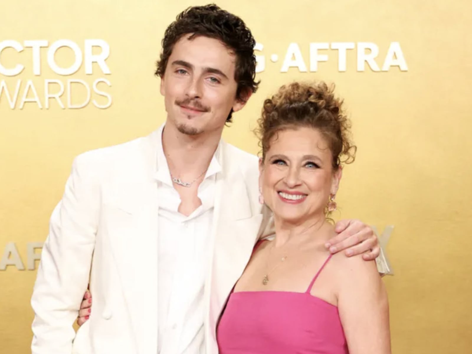 「甜茶」提摩西夏勒梅 Timothée Chalamet 帶媽媽出席美國演員工會獎！女友凱莉珍娜缺席引熱議！