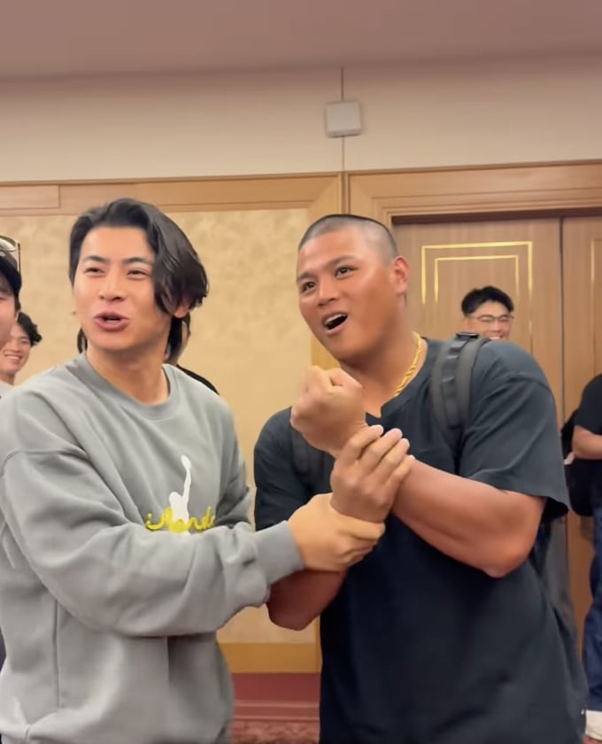 2026 年世界棒球經典賽 WBC 中華隊宮崎大集合！陳傑憲摸李灝宇胸肌直呼：「他好粗！」