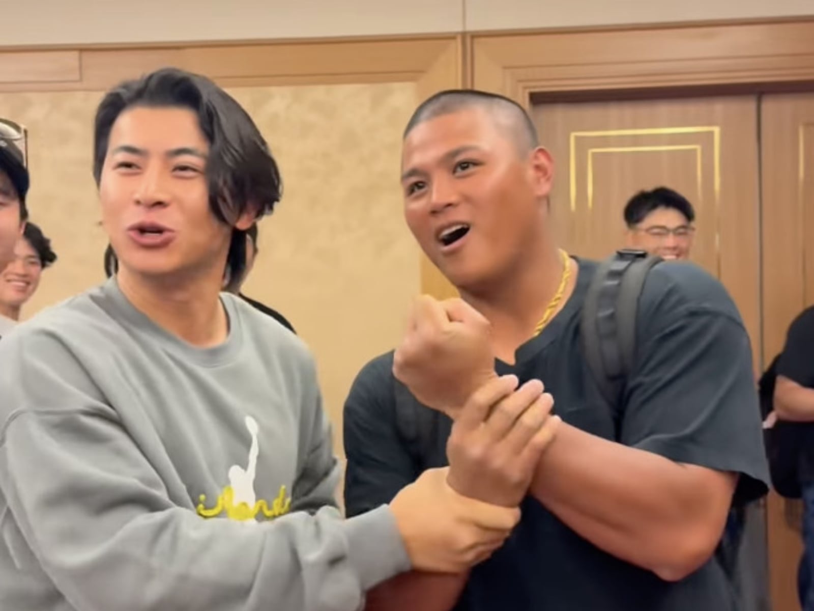 2026 年世界棒球經典賽 WBC 中華隊宮崎大集合！陳傑憲摸李灝宇胸肌直呼：「他好粗！」