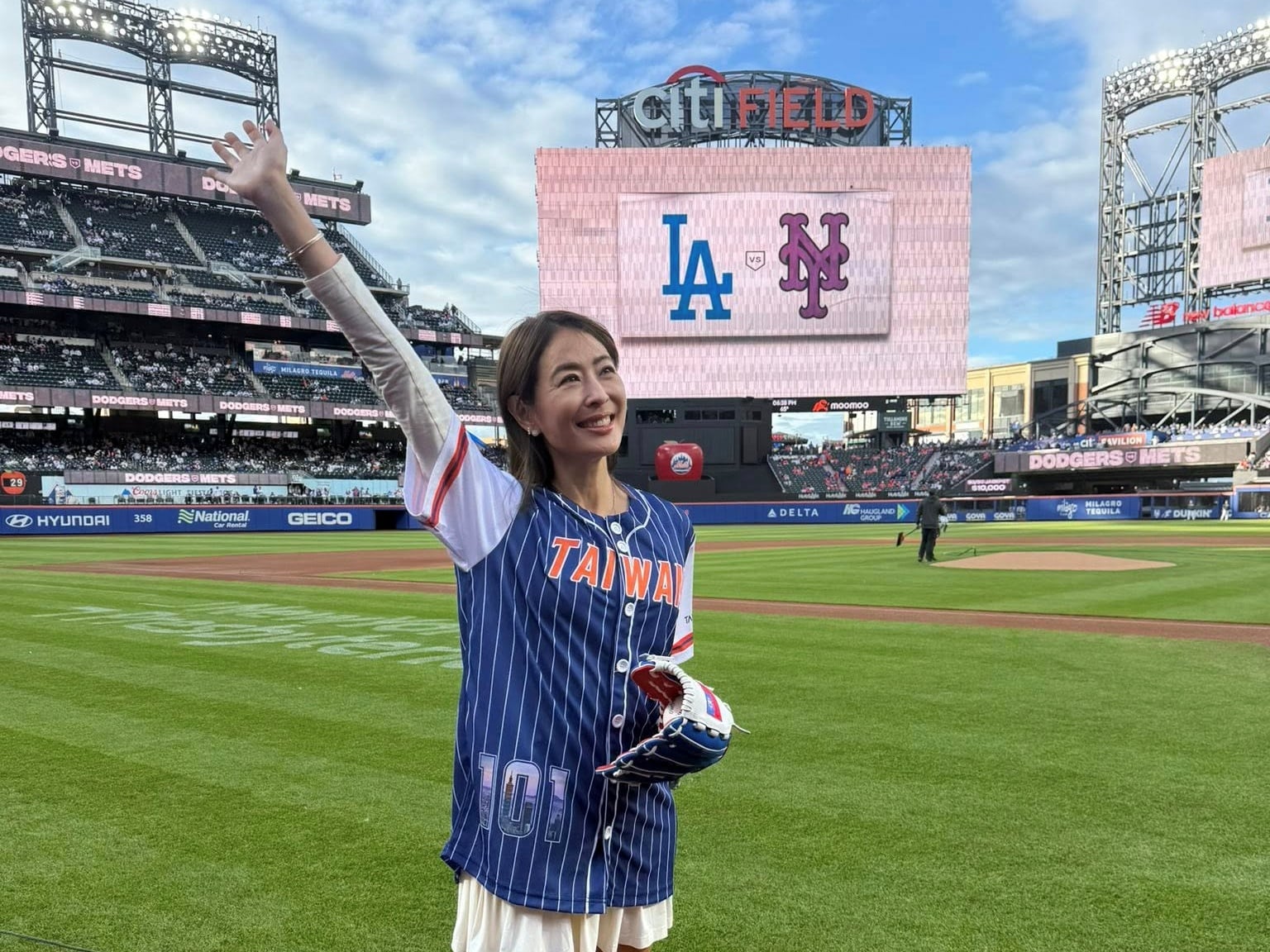 賈永婕遭批消費歷史！FB 預告台北 101 點燈挺 WBC 反擊：「我接下來消費棒球！」