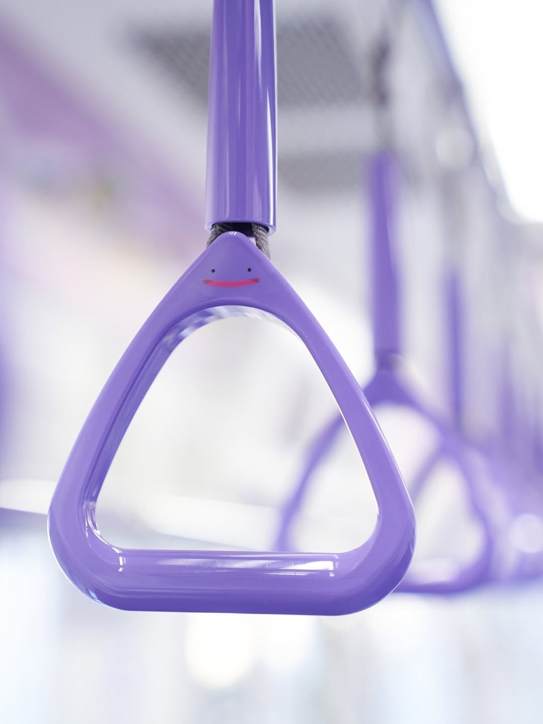 寶可夢百變怪「佔領」東京地鐵！整列紫色車廂爆紅，《Pokémon Pokopia》宣傳太強啦！