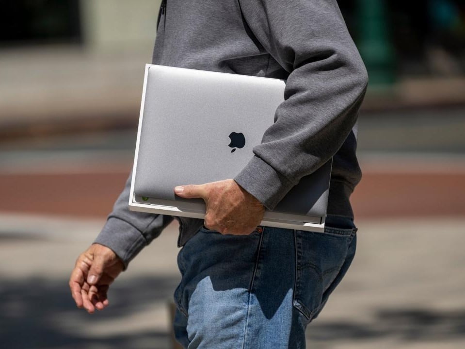 蘋果平價版 MacBook 傳 2 萬有找！A18 Pro 晶片、 12.9 吋小巧機身⋯規格內幕快看！