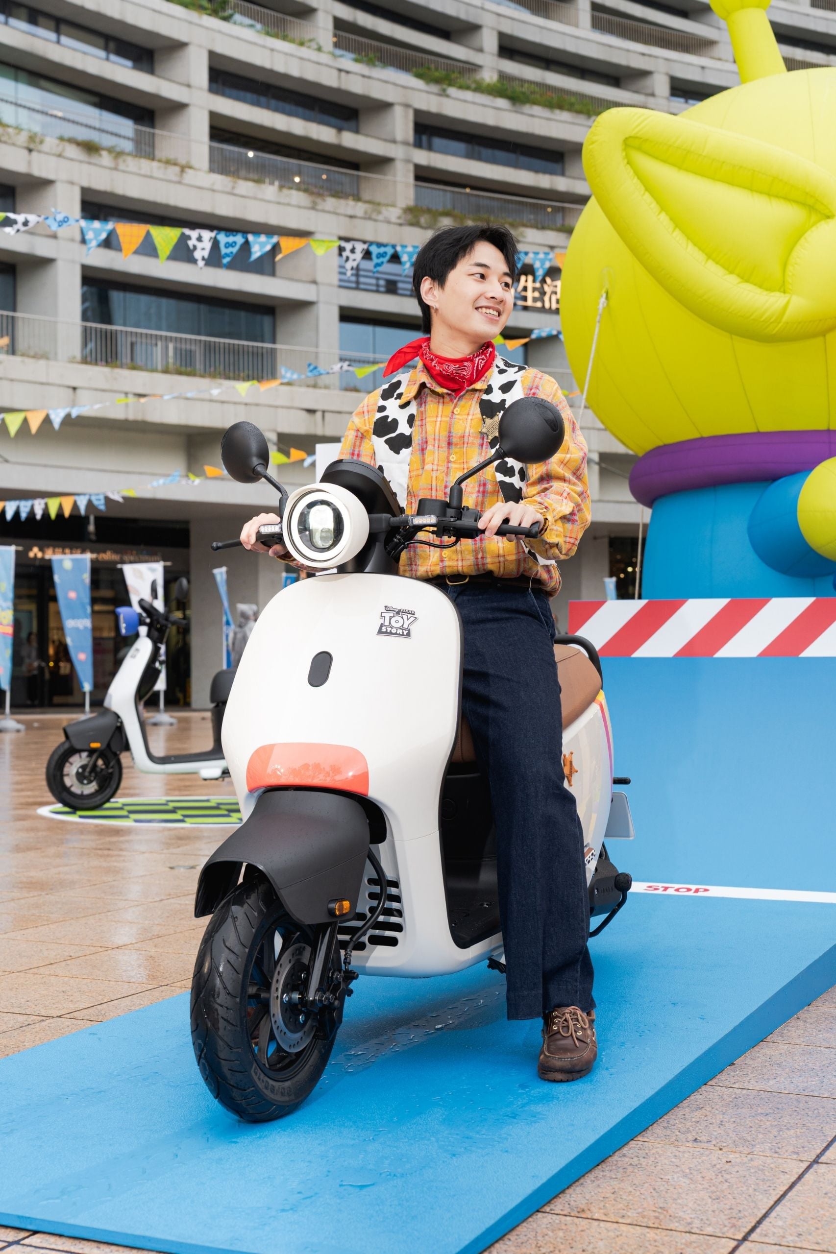 誰說長大就不能玩玩具?J編盤點 5 件讓荷包自動排隊的「硬核神物」,這波跨界聯名回憶殺真的太狠了!