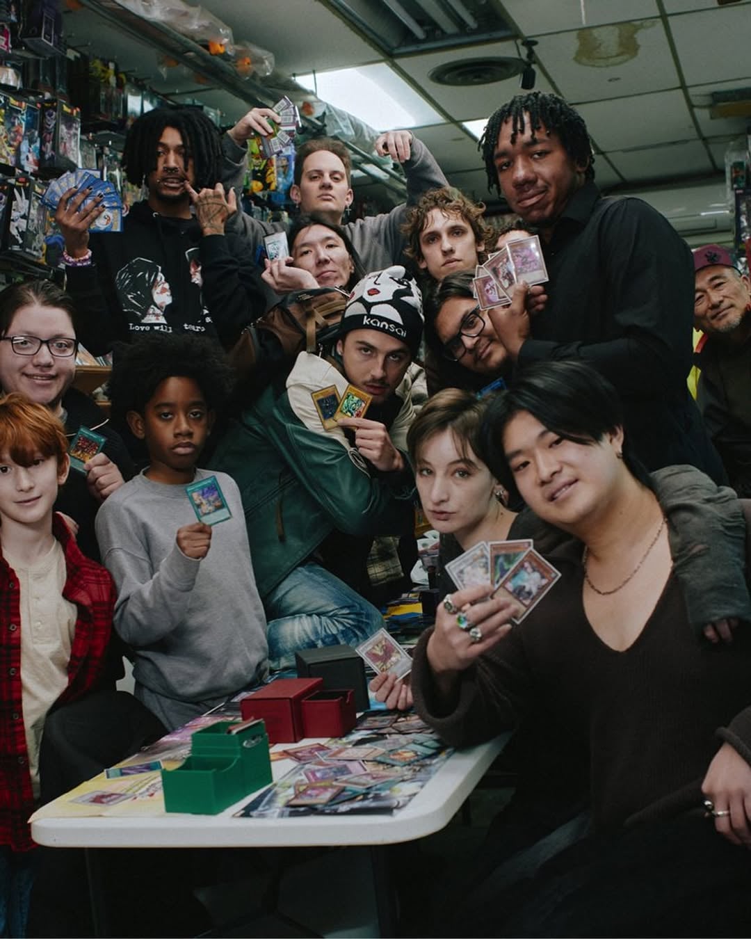 甜茶竟是《遊戲王》粉絲? Timothée Chalamet 現身紐約漫畫店對戰《遊戲王》卡牌,武藤遊戲本人降臨!