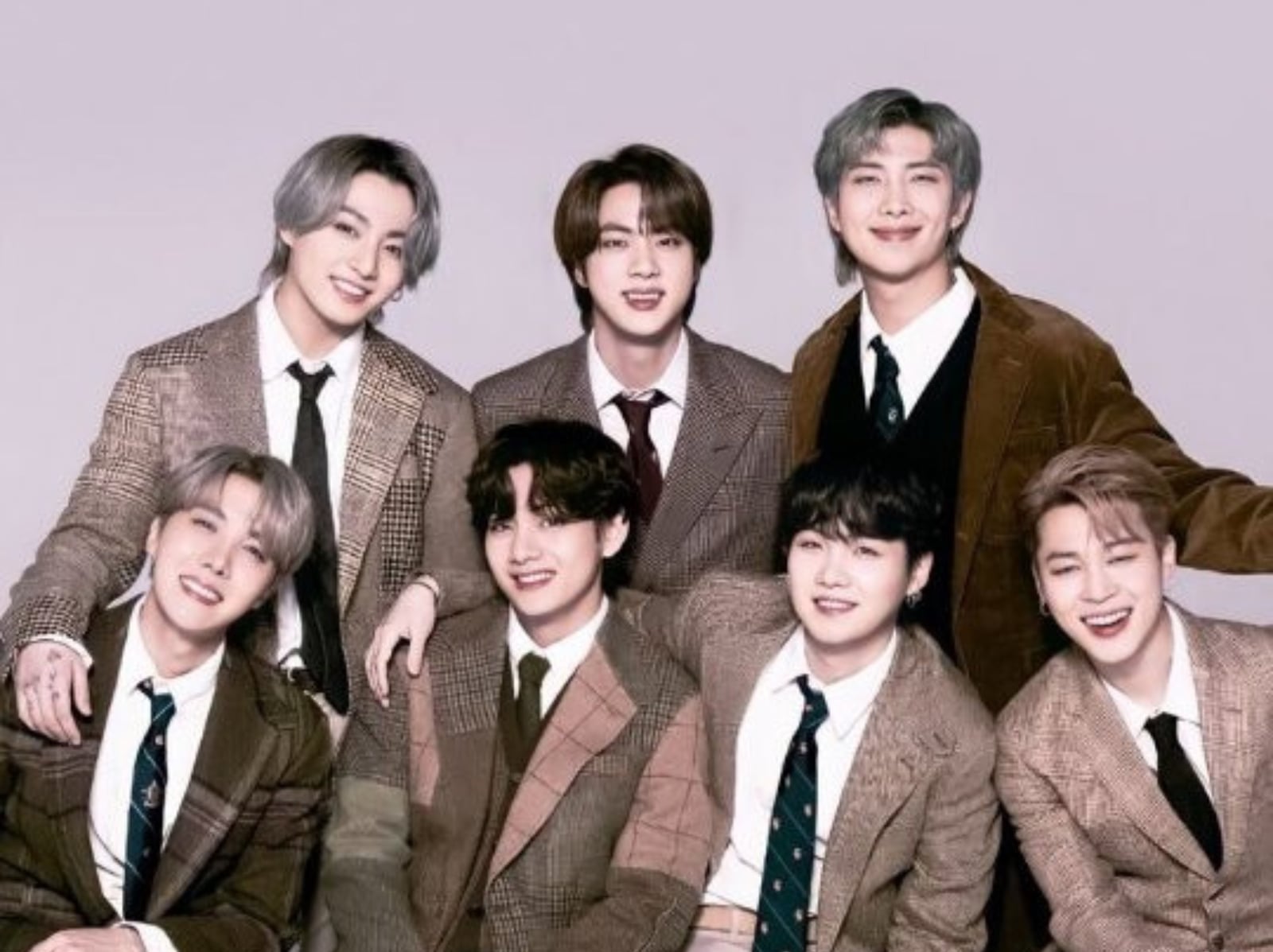 BTS 防彈少年團辦免費回歸公演！26 萬人湧入，景福宮破例週末休宮！