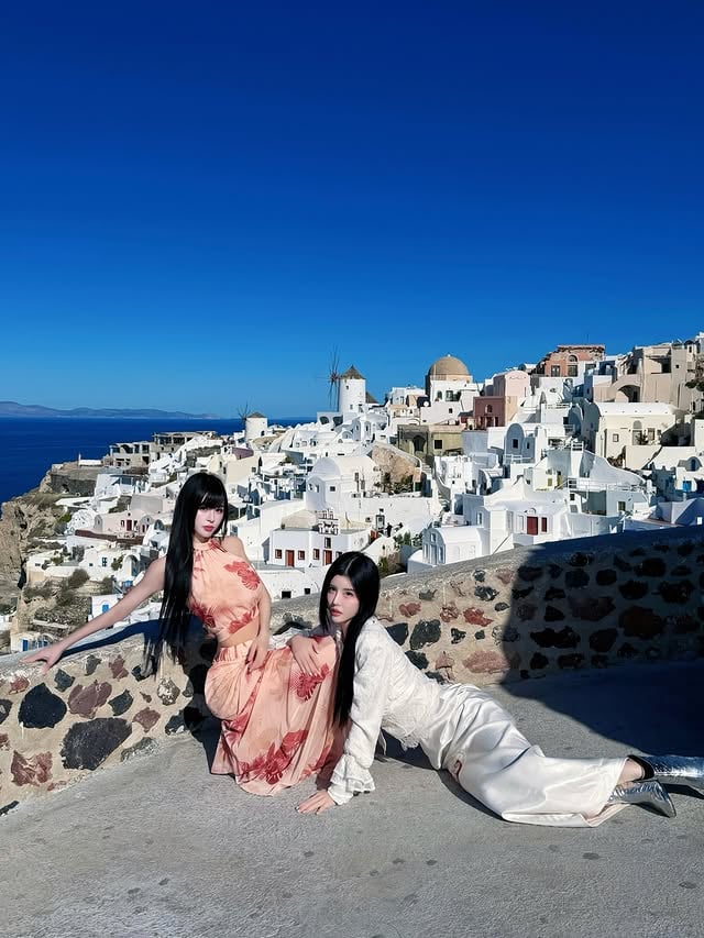 BY2 帶媽媽遊希臘合照曝光!網友驚呼:「根本三姊妹!」