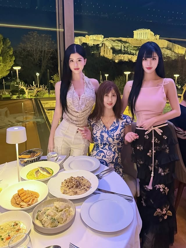 BY2 帶媽媽遊希臘合照曝光!網友驚呼:「根本三姊妹!」