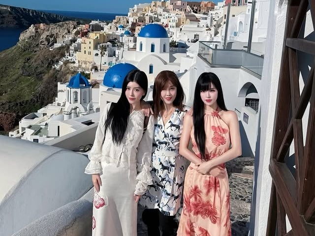 BY2 帶媽媽遊希臘合照曝光！網友驚呼：「根本三姊妹！」