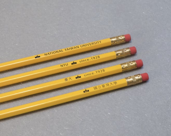 汽車雨刷刮不乾淨、跳動別急著換！2B 鉛筆一塗搞定！