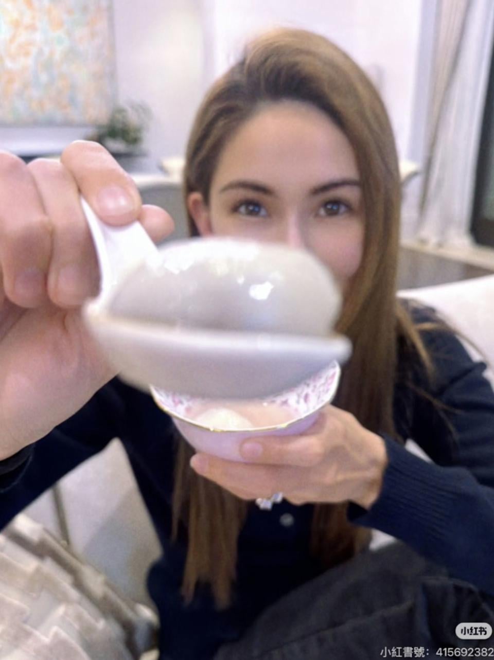 昆凌曬「周董視角」吃湯圓！手中 22K 金邊瓷碗身價曝光，網笑：「對周董算平價！」