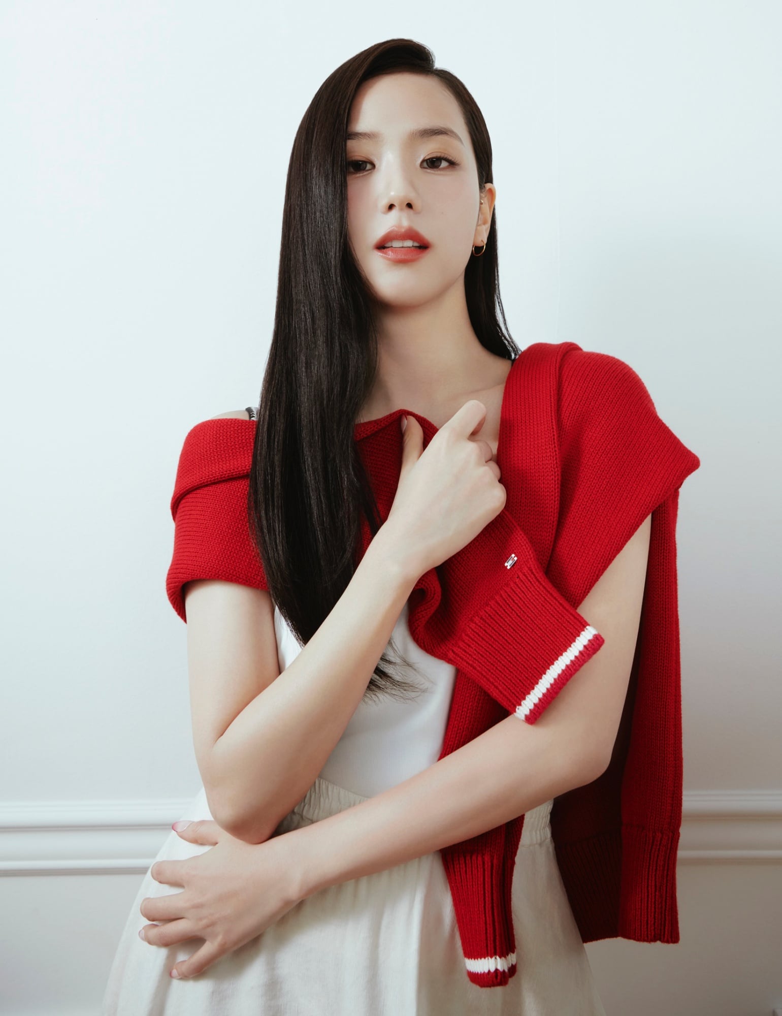 TOMMY HILFIGER 邀請流行文化指標 JISOO 共同演繹 2026 春季的自在優雅世界