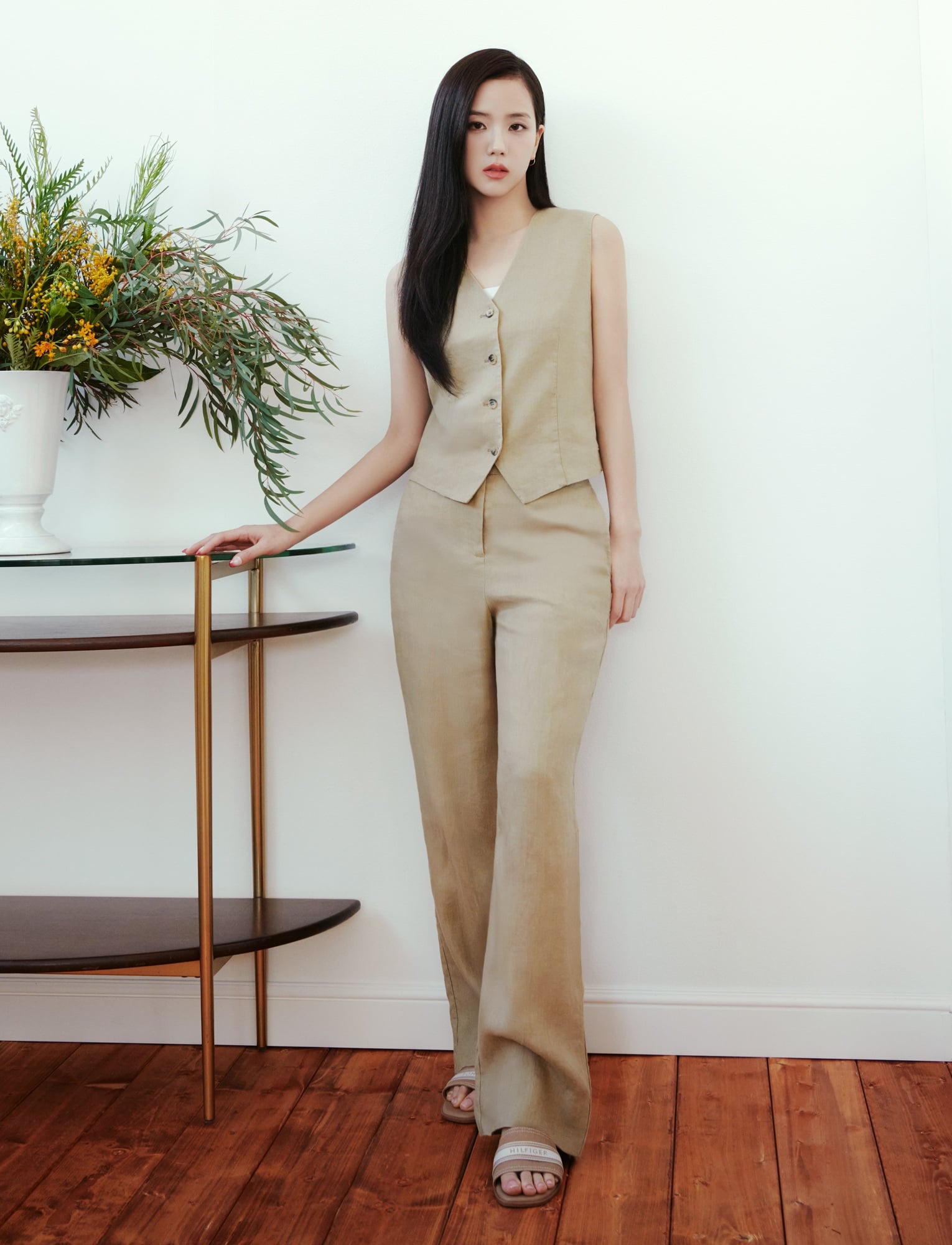 TOMMY HILFIGER 邀請流行文化指標 JISOO 共同演繹 2026 春季的自在優雅世界