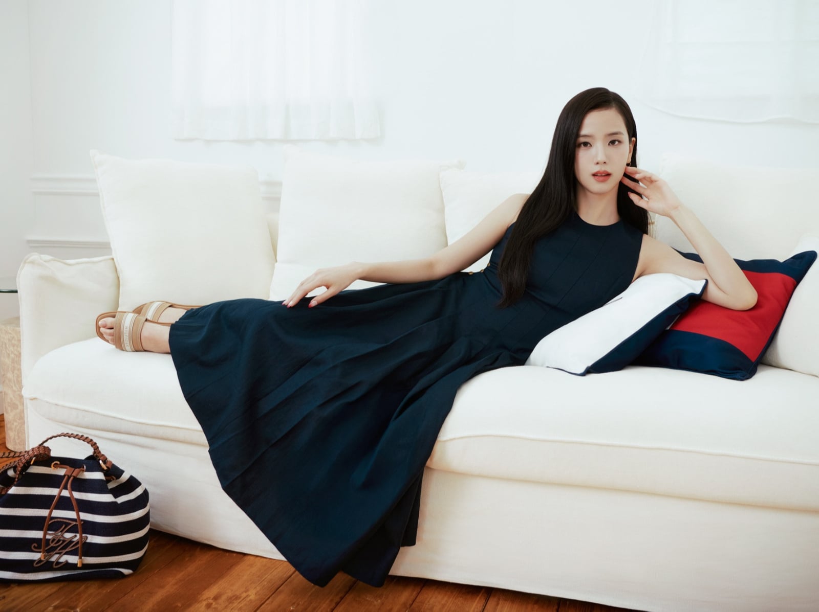 TOMMY HILFIGER 邀請流行文化指標 JISOO 共同演繹 2026 春季的自在優雅世界