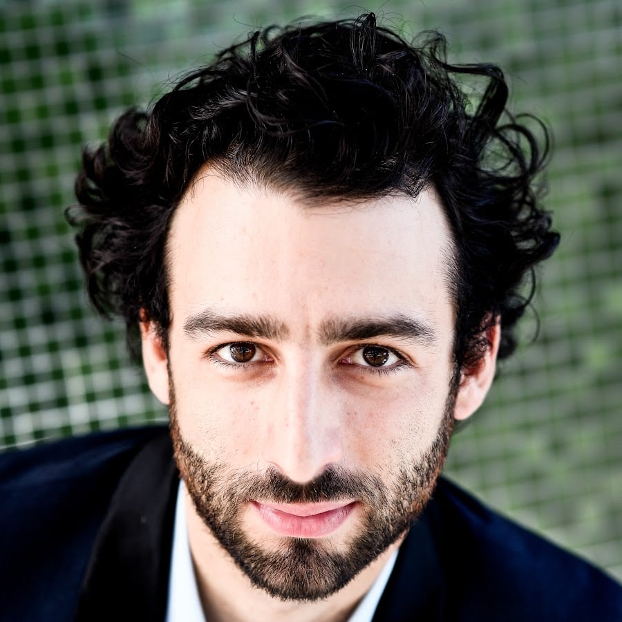 《波希米亞狂想曲》50週年！巴黎街頭快閃30人合唱超感動