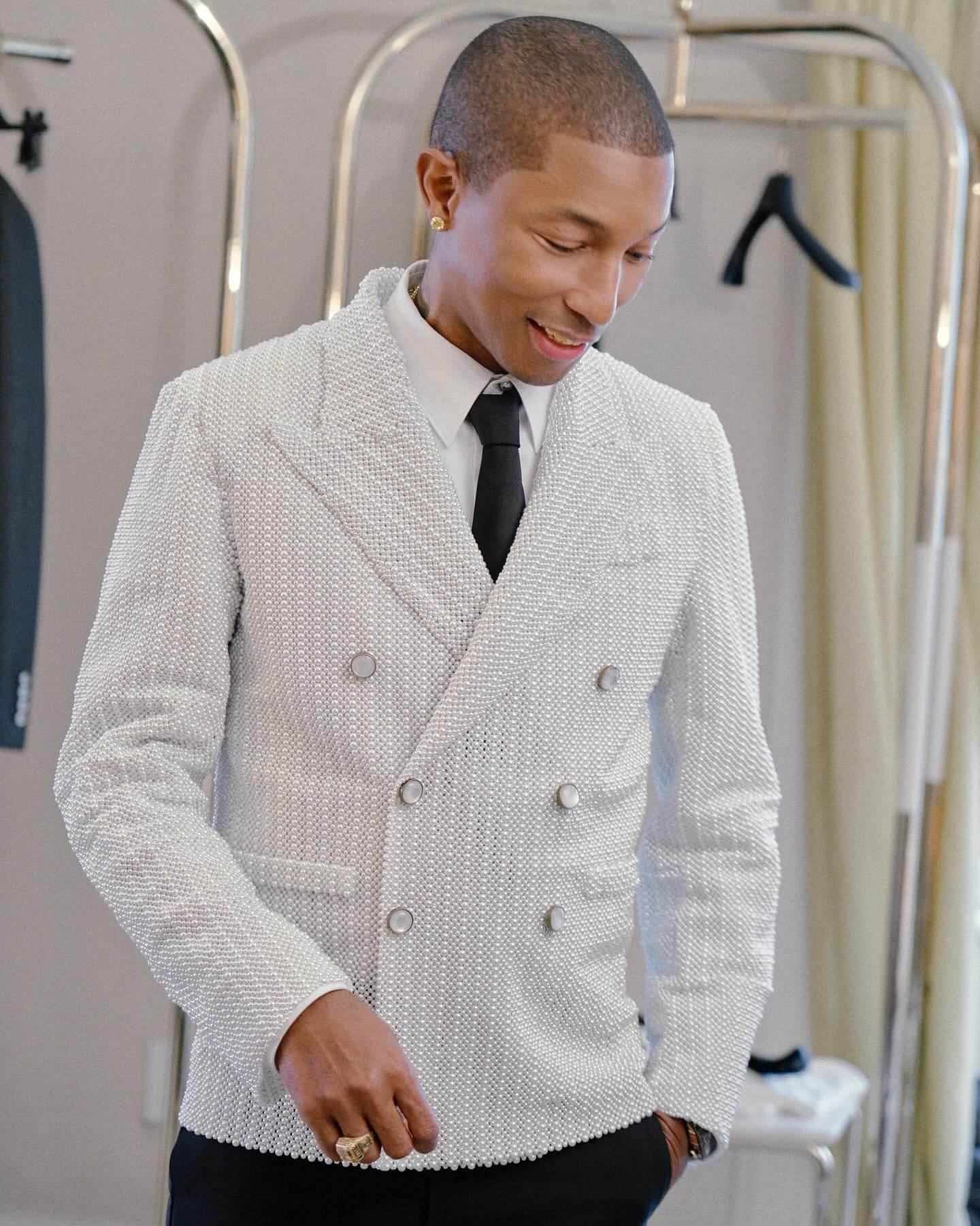 菲董 52 歲完全看不出歲月痕跡！從音樂製作到 LV 創意總監，逆齡秘訣竟藏在這份熱情中⋯