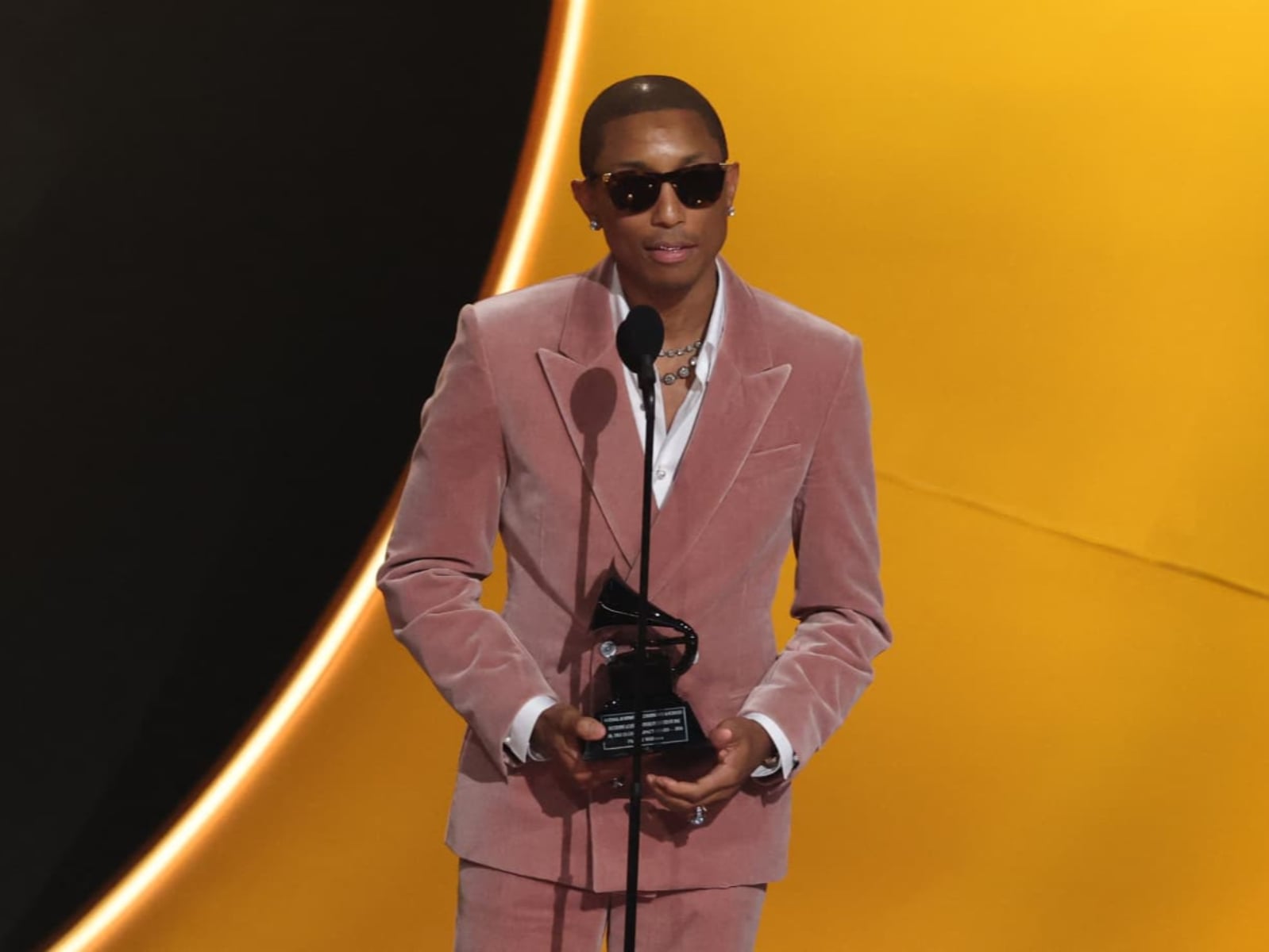 菲董 52 歲完全看不出歲月痕跡！從音樂製作到 LV 創意總監，逆齡秘訣竟藏在這份熱情中⋯