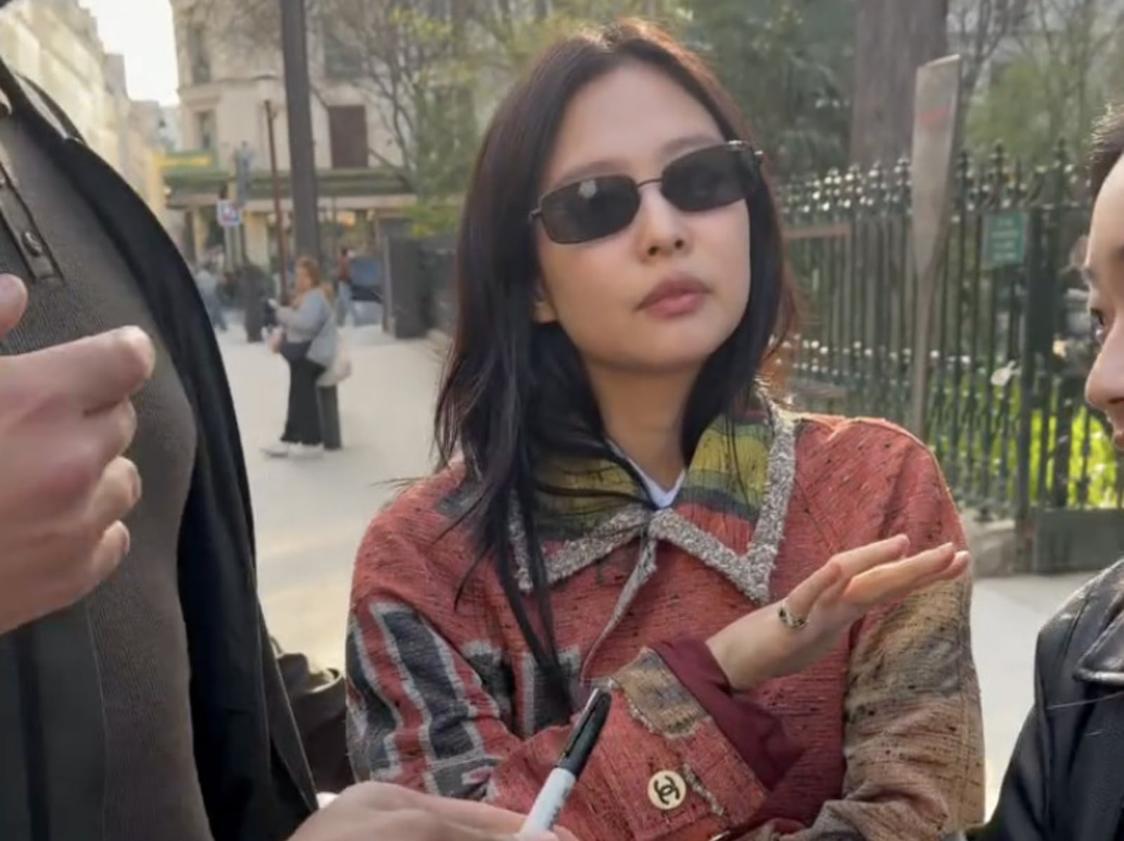 BLACKPINK Jennie 巴黎時裝週遭狂粉包圍！無奈求饒：「給我私人空間！」