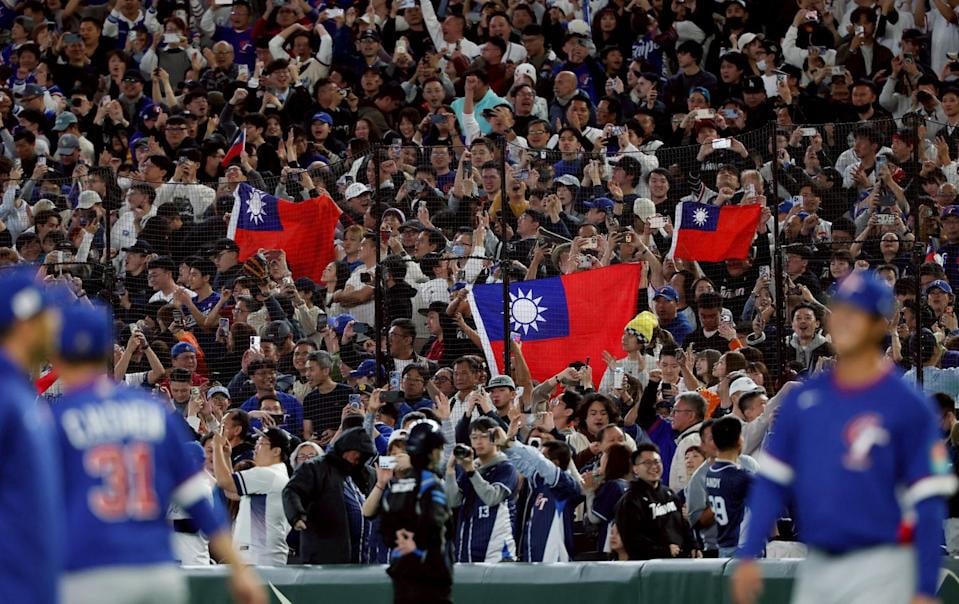 2026 WBC 經典賽／台灣球迷賽後撿垃圾紅到國外！日本網友大讚：「這就是我愛台灣的原因！」