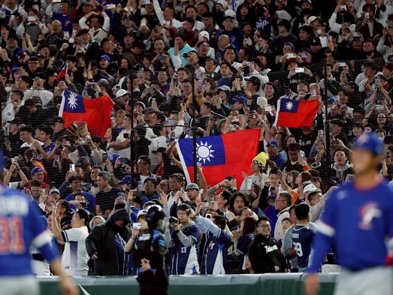 2026 WBC 經典賽／台灣球迷賽後撿垃圾紅到國外！日本網友大讚：「這就是我愛台灣的原因！」