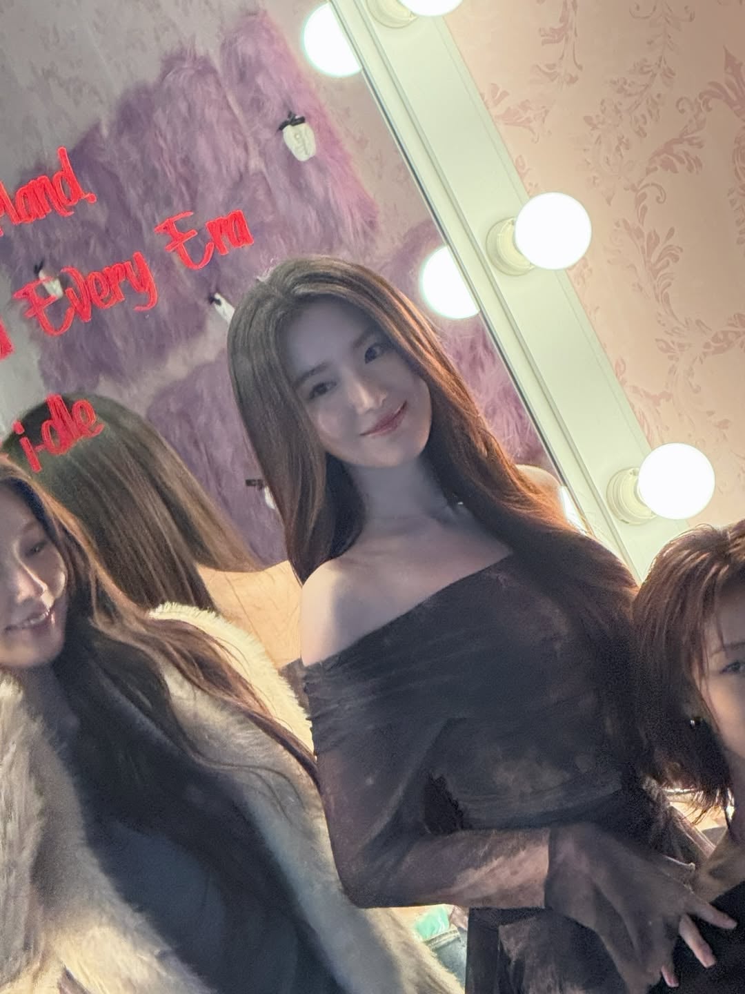 i-dle 登台北大巨蛋演唱！舒華看全場滿座，哽咽告白：「我的心也被坐滿了！」