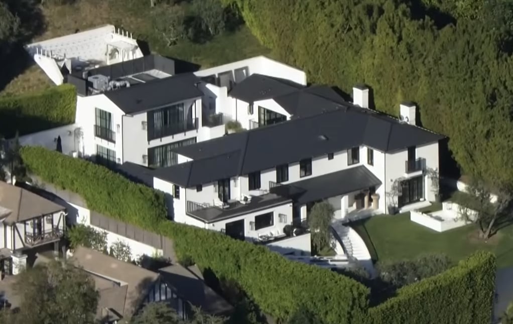 蕾哈娜 Rihanna 比佛利山豪宅遭槍擊！嫌犯連開 10 槍當場被捕！