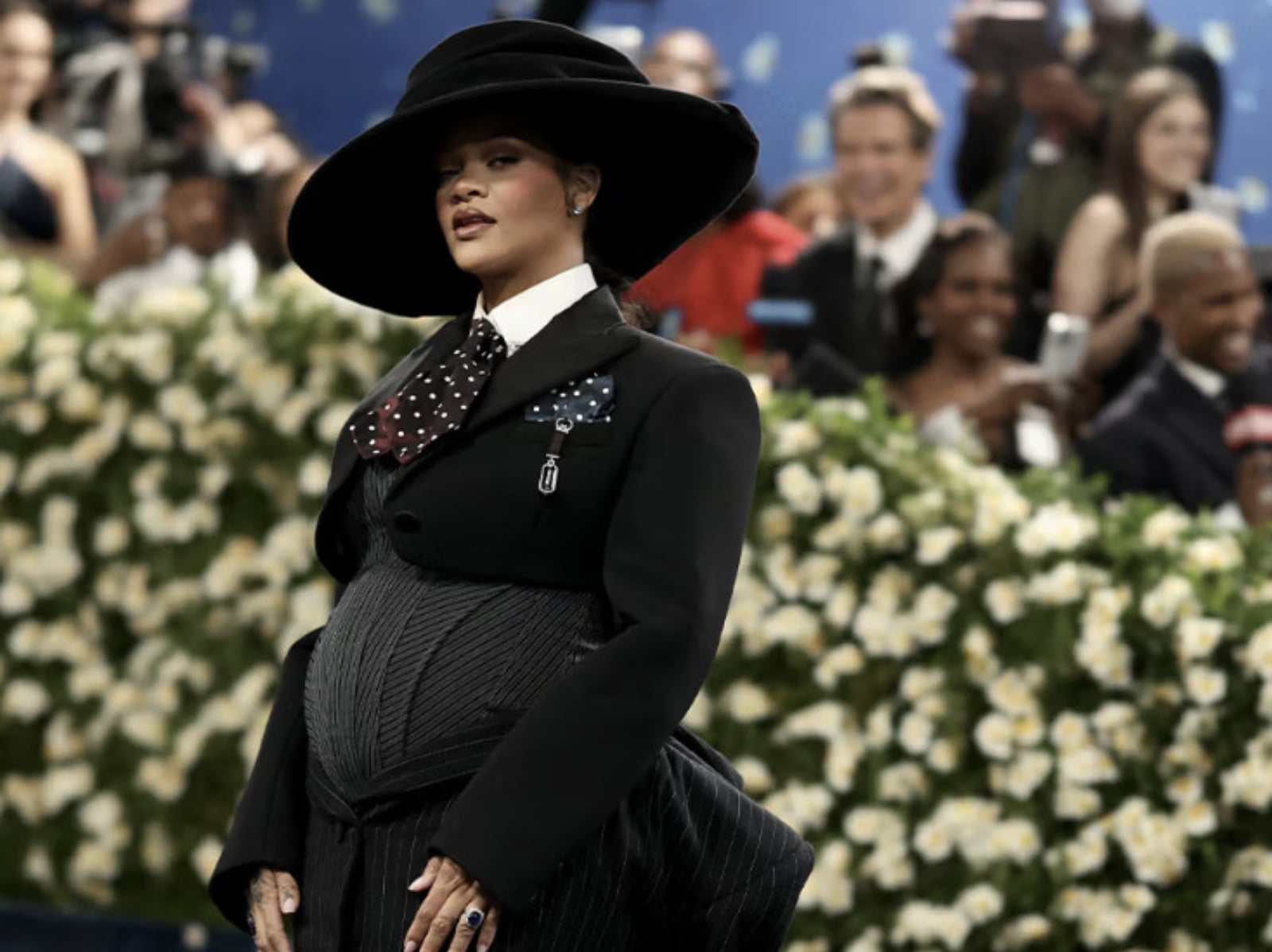 蕾哈娜 Rihanna 比佛利山豪宅遭槍擊！嫌犯連開 10 槍當場被捕！