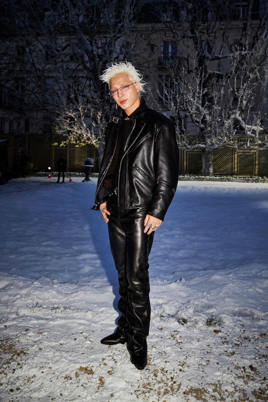 BIGBANG 太陽巴黎時裝週造型撞臉黃仁勳！白髮皮衣全網歪樓：「直接歐巴變我爸！」