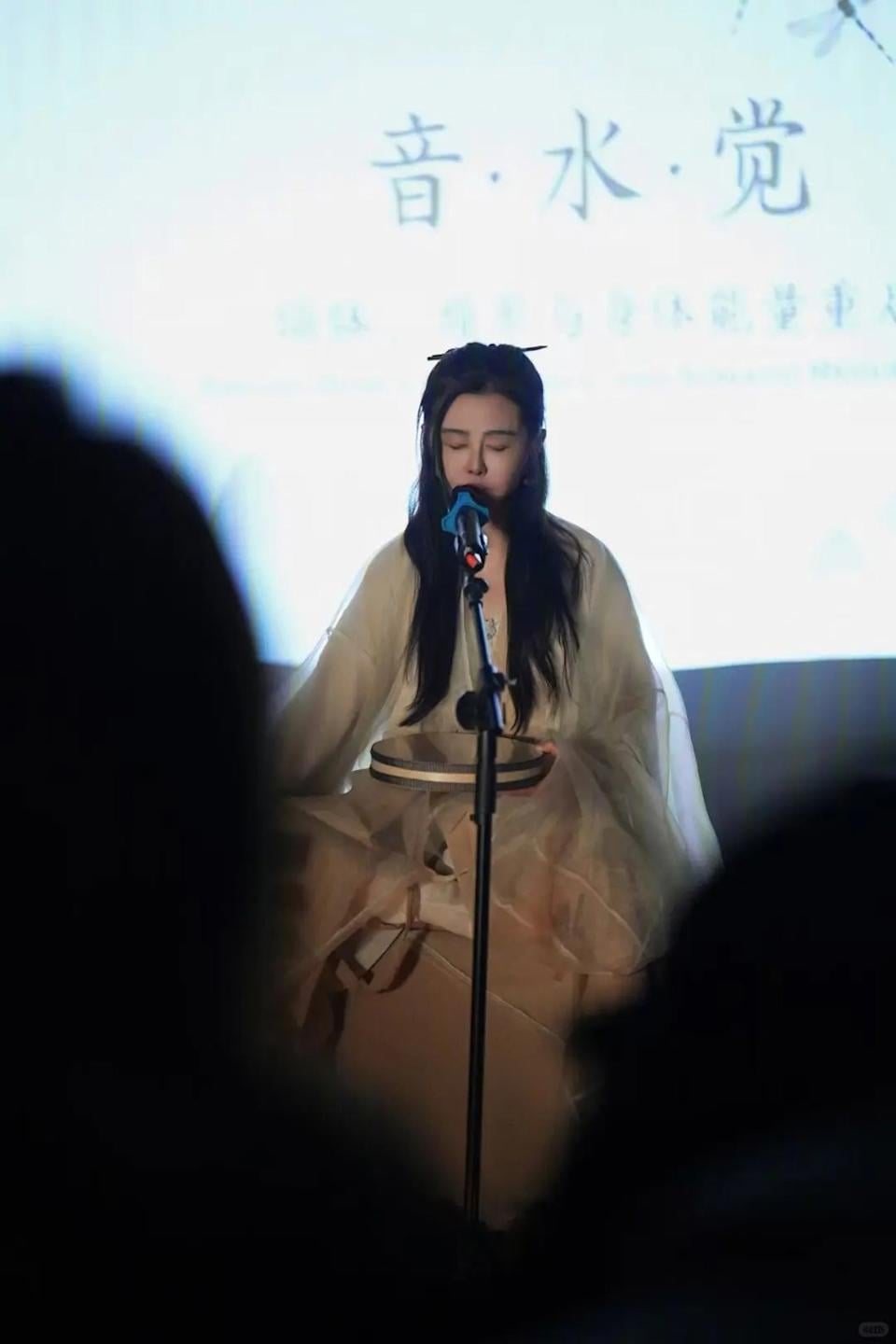 王祖賢身高 173 穿古裝現身活動！仙氣美貌全網掀回憶殺：「聶小倩回來了！」