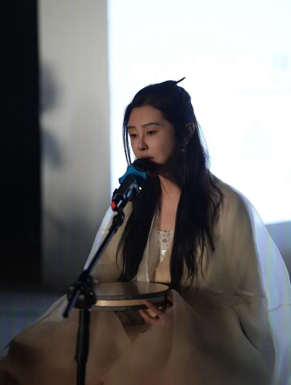 王祖賢身高 173 穿古裝現身活動！仙氣美貌全網掀回憶殺：「聶小倩回來了！」