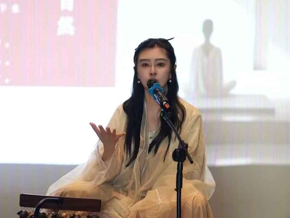 王祖賢身高 173 穿古裝現身活動！仙氣美貌全網掀回憶殺：「聶小倩回來了！」