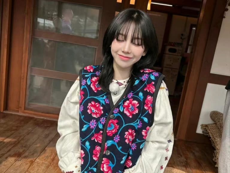 韓星都在瘋「阿珠媽奶奶背心外套」穿搭！3 招把碎花單品穿出時髦古著感！