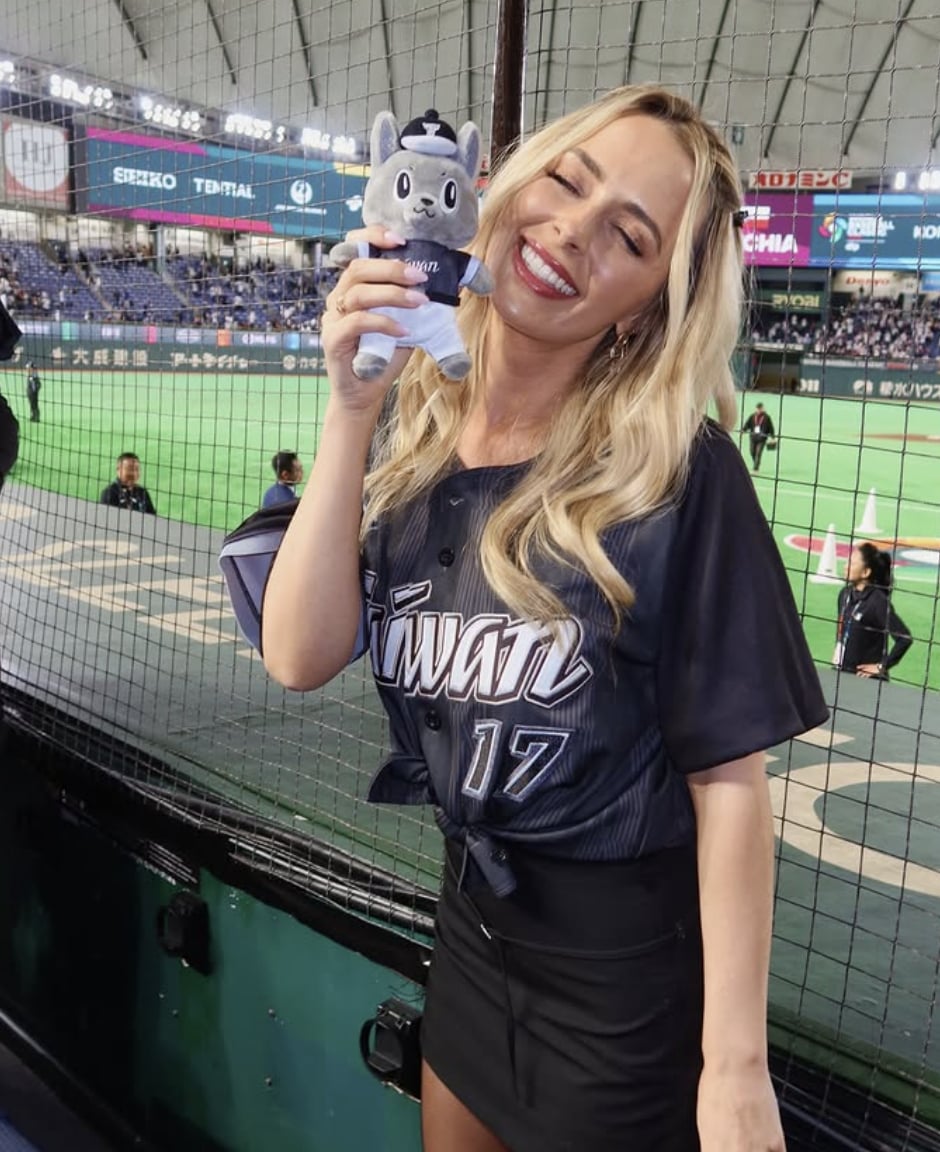 「費仔」老婆漢娜 IG 曝球場照！舉應援毛巾、歐告娃娃喊：「為我老公和台灣隊驕傲！」