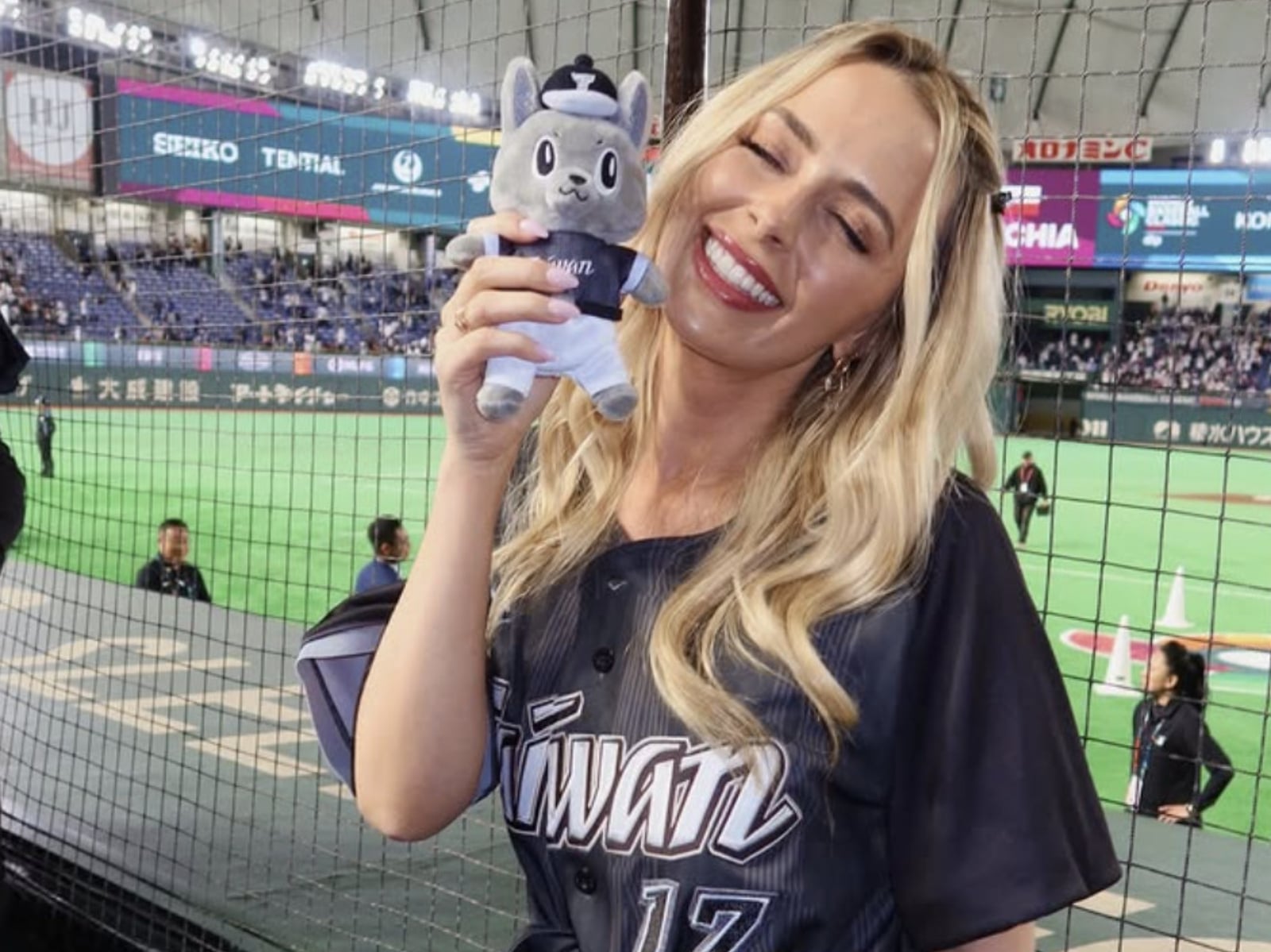 「費仔」老婆漢娜 IG 曝球場照！舉應援毛巾、歐告娃娃喊：「為我老公和台灣隊驕傲！」