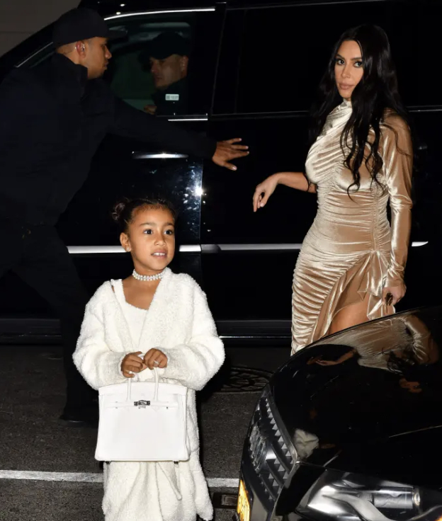 網站臉書：金卡戴珊 Kim Kardashian 買愛馬仕包送女兒遭店員拒絕！網友齊聲叫好引熱議！