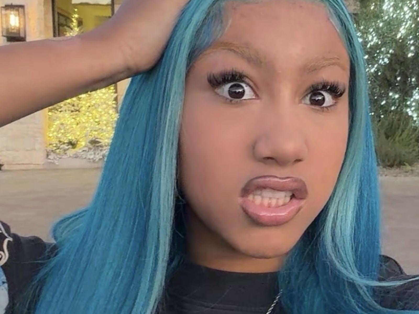 網站臉書：金卡戴珊 Kim Kardashian 買愛馬仕包送女兒遭店員拒絕！網友齊聲叫好引熱議！